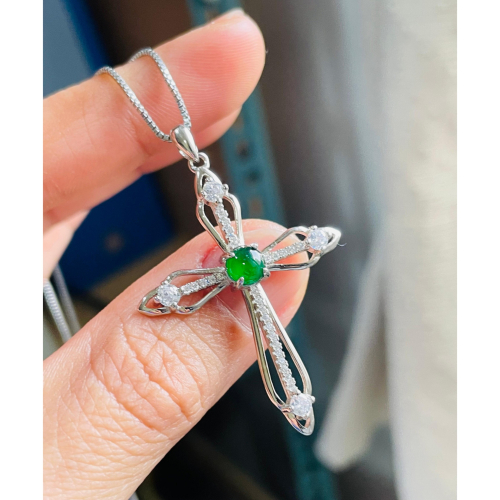 天然A貨翡翠 冰正綠蛋面十字架翡翠玉墜 色正色滿 珠寶設計款銀檯 厚銀大器鑲嵌