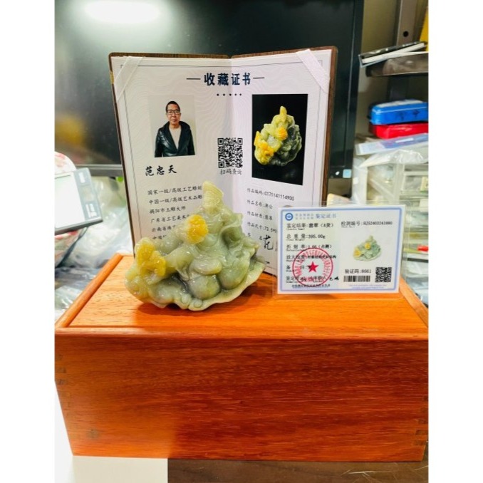 天然A貨緬甸玉 藏家件 老坑秋香綠俏黃大師雕全立體濟公活佛翡翠擺件 整尊黃綠滿色油潤 滴油般膠潤-細節圖10