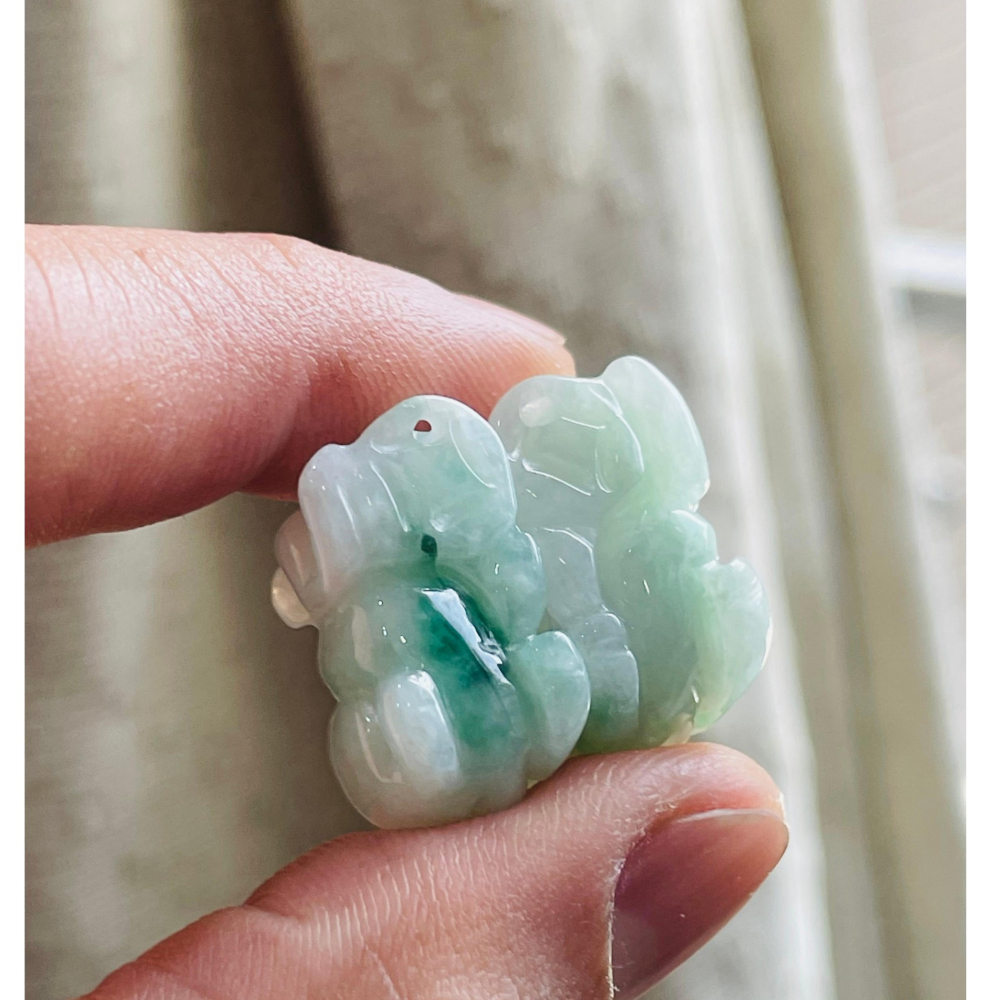 天然A貨緬甸玉 冰潤白底青手工雕招財進寶公母貔貅翡翠玉墜(對) 起冰白底 辣色綠花 不大 形好色亮-細節圖3