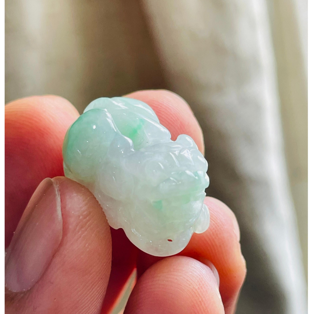 天然A貨緬甸玉 冰潤白底青手工雕招財進寶公母貔貅翡翠玉墜(對) 起冰白底 辣色綠花 不大 形好色亮-細節圖4