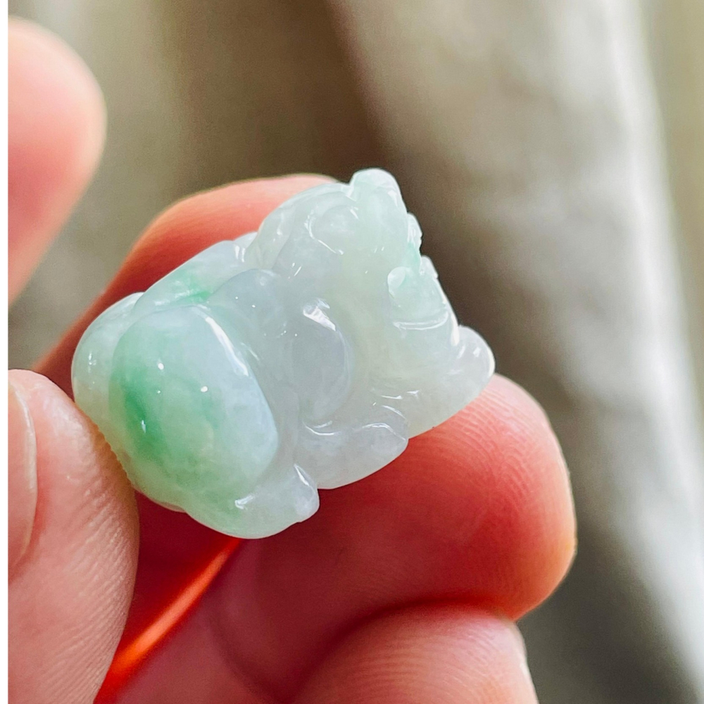 天然A貨緬甸玉 冰潤白底青手工雕招財進寶公母貔貅翡翠玉墜(對) 起冰白底 辣色綠花 不大 形好色亮-細節圖5