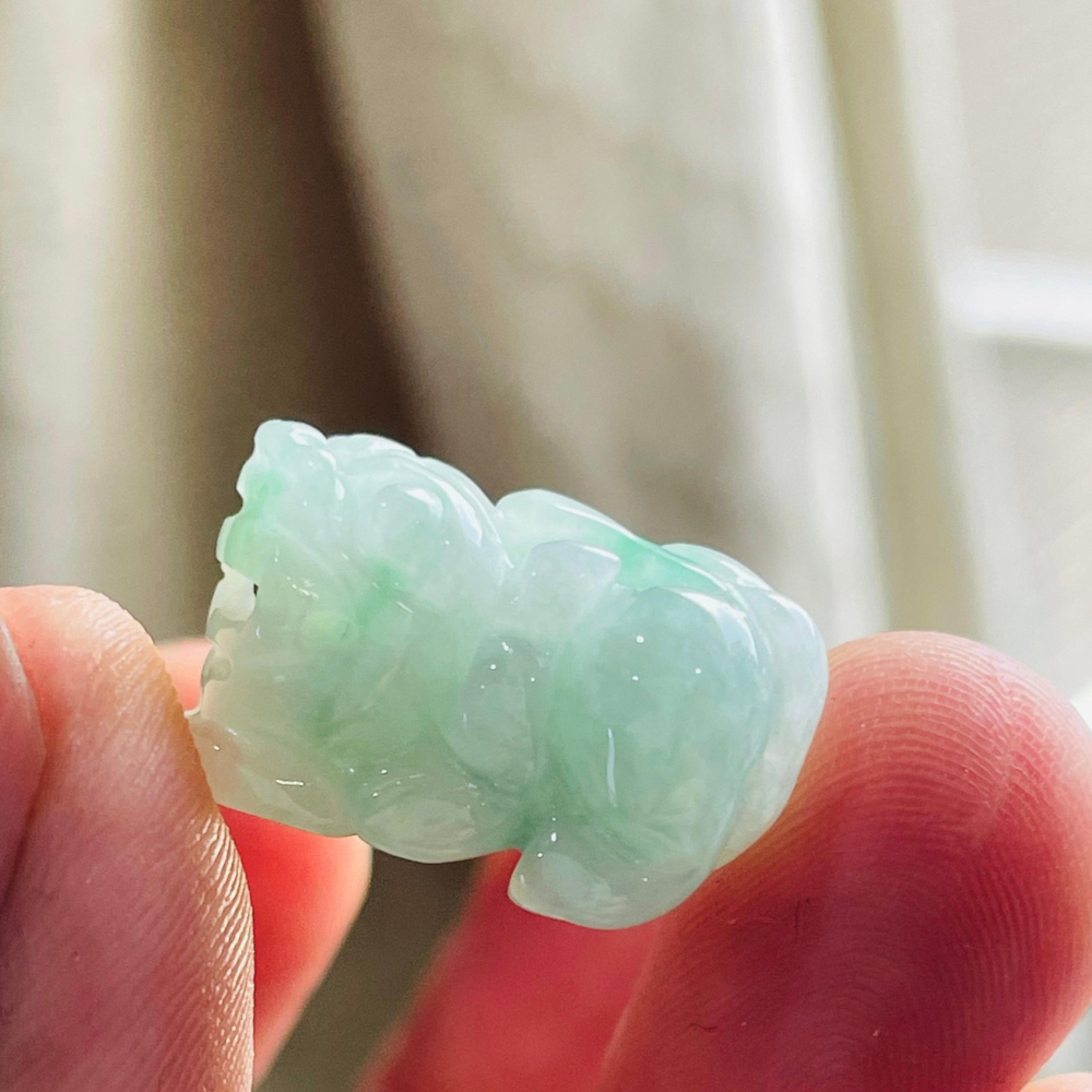 天然A貨緬甸玉 冰潤白底青手工雕招財進寶公母貔貅翡翠玉墜(對) 起冰白底 辣色綠花 不大 形好色亮-細節圖6