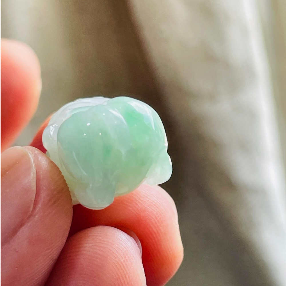 天然A貨緬甸玉 冰潤白底青手工雕招財進寶公母貔貅翡翠玉墜(對) 起冰白底 辣色綠花 不大 形好色亮-細節圖8
