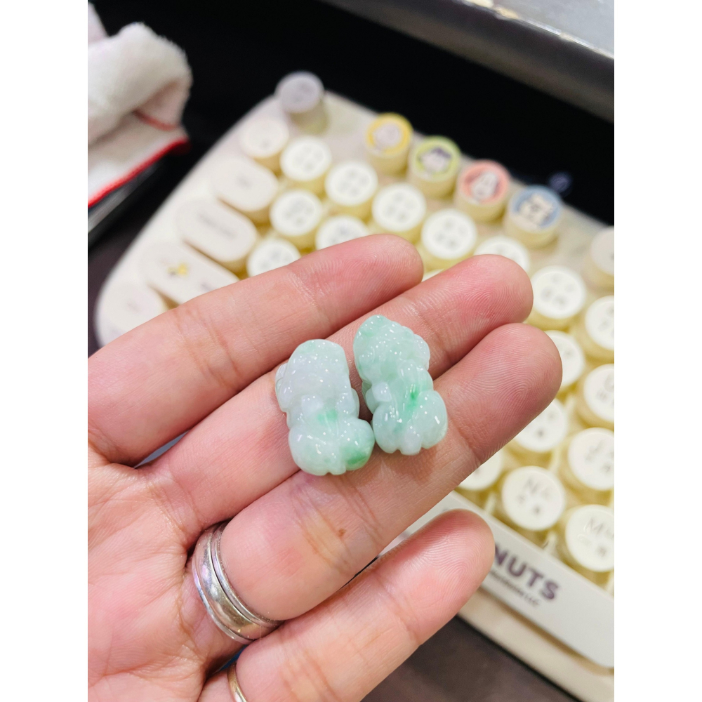天然A貨緬甸玉 冰潤白底青手工雕招財進寶公母貔貅翡翠玉墜(對) 起冰白底 辣色綠花 不大 形好色亮-細節圖9