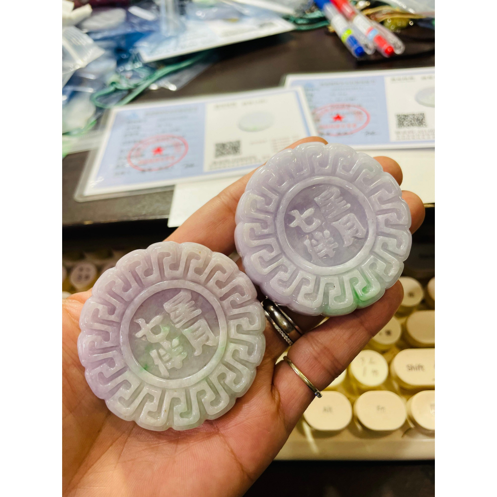 天然A貨緬甸玉 冰潤亮春彩雙面巧雕中秋月餅翡翠擺件(一對) 細肉過底紫色濃聚色 鮮亮陽綠點綴-細節圖10