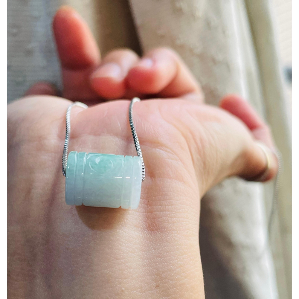 天然A貨緬甸玉 水潤白底青10.6mm回紋雕花翡翠桶珠/頂珠 起冰細肉 白綠乾淨分明 完美珠-細節圖2