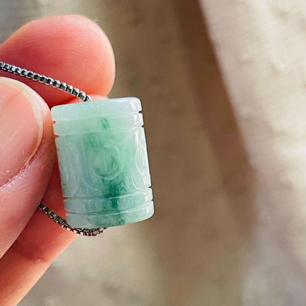 天然A貨緬甸玉 水潤白底青10.6mm回紋雕花翡翠桶珠/頂珠 起冰細肉 白綠乾淨分明 完美珠-細節圖3