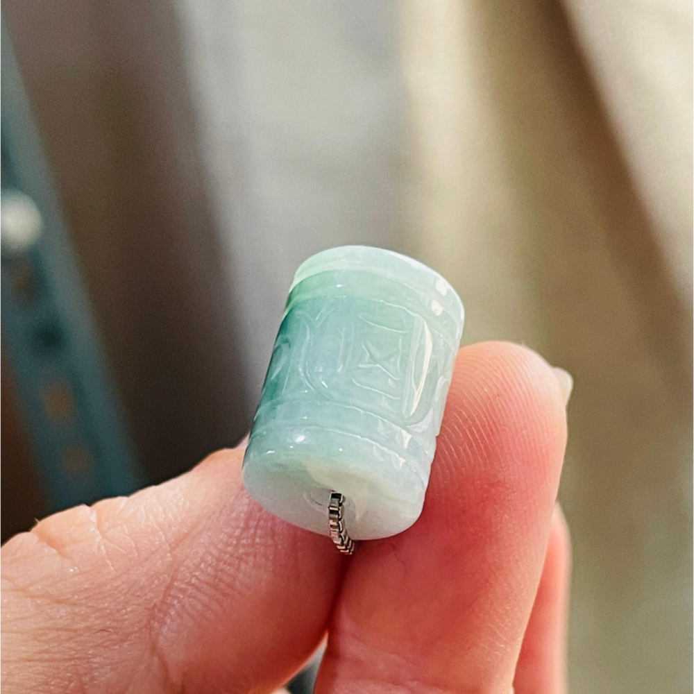 天然A貨緬甸玉 水潤白底青10.6mm回紋雕花翡翠桶珠/頂珠 起冰細肉 白綠乾淨分明 完美珠-細節圖4