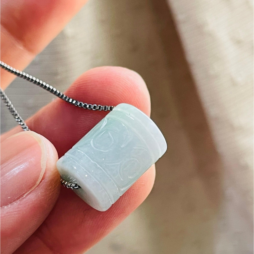 天然A貨緬甸玉 水潤白底青10.6mm回紋雕花翡翠桶珠/頂珠 起冰細肉 白綠乾淨分明 完美珠-細節圖5