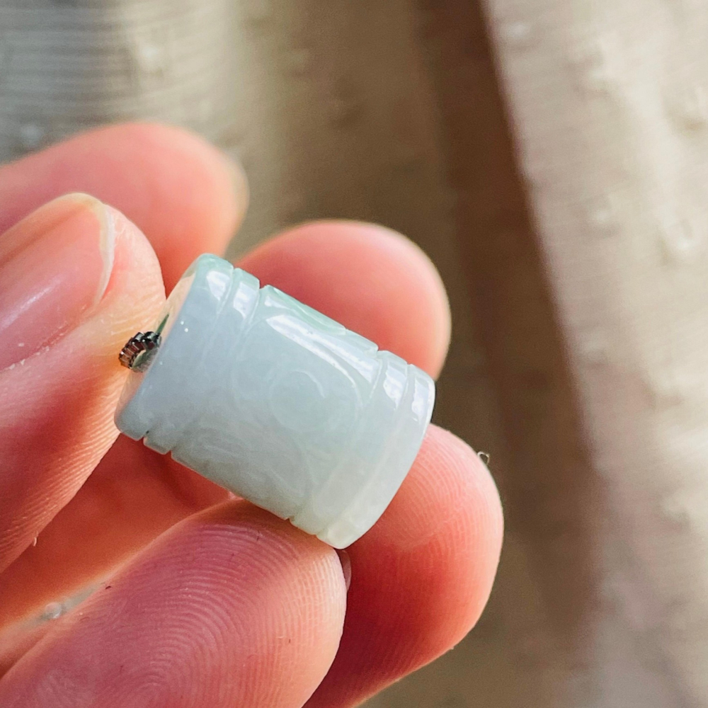 天然A貨緬甸玉 水潤白底青10.6mm回紋雕花翡翠桶珠/頂珠 起冰細肉 白綠乾淨分明 完美珠-細節圖6