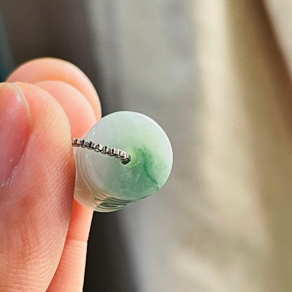 天然A貨緬甸玉 水潤白底青10.6mm回紋雕花翡翠桶珠/頂珠 起冰細肉 白綠乾淨分明 完美珠-細節圖8