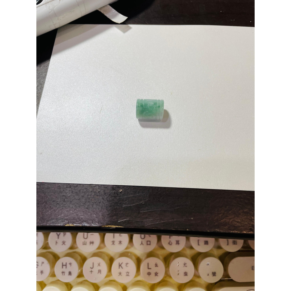 天然A貨緬甸玉 水潤白底青10.6mm回紋雕花翡翠桶珠/頂珠 起冰細肉 白綠乾淨分明 完美珠-細節圖9