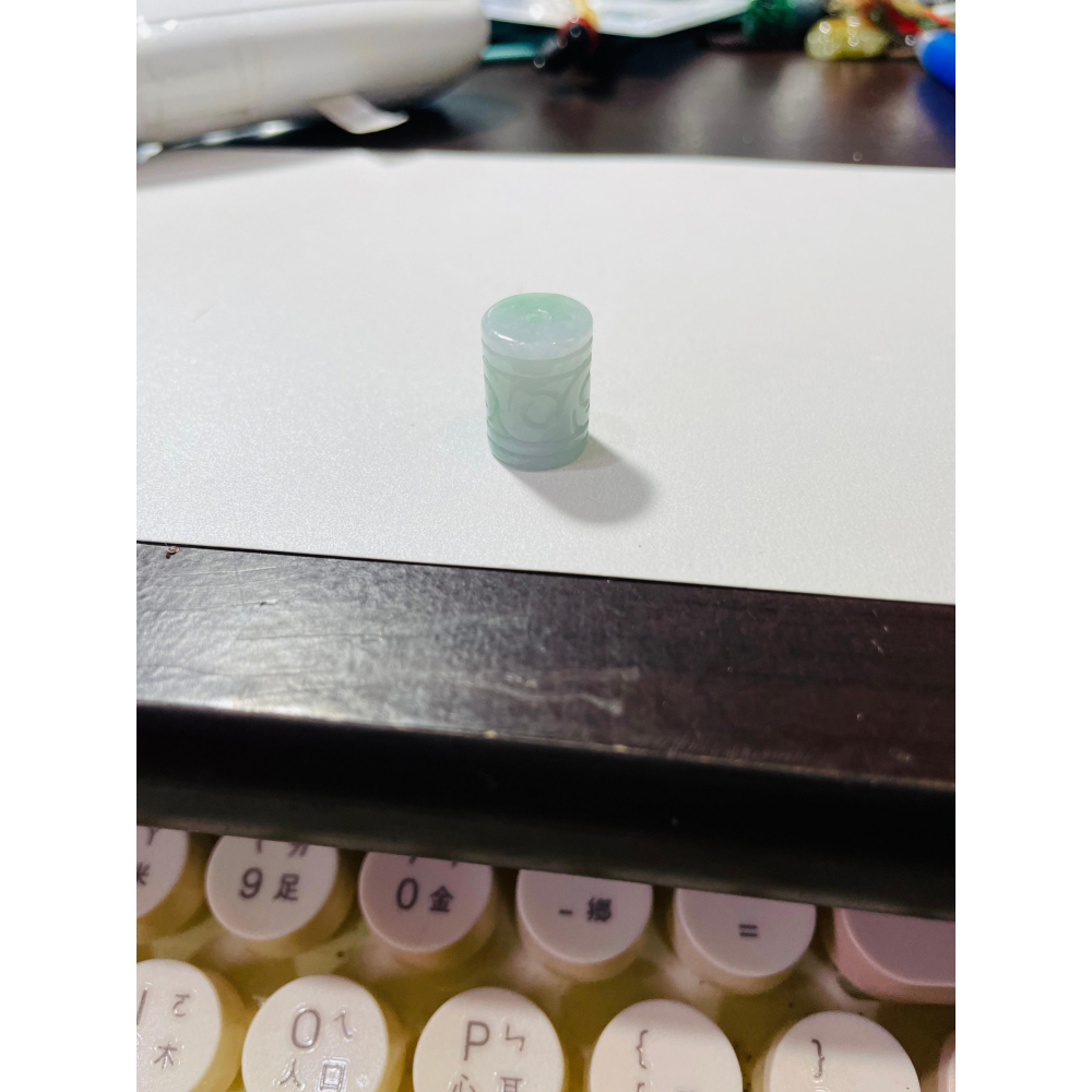 天然A貨緬甸玉 水潤白底青10.6mm回紋雕花翡翠桶珠/頂珠 起冰細肉 白綠乾淨分明 完美珠-細節圖10