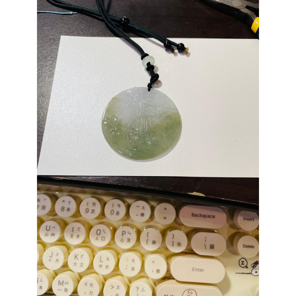 天然A貨緬甸玉 冰半山水色意境雕齊天大聖/大勝歸來翡翠玉牌 油青白冰色分明 一刀切圓牌-細節圖10