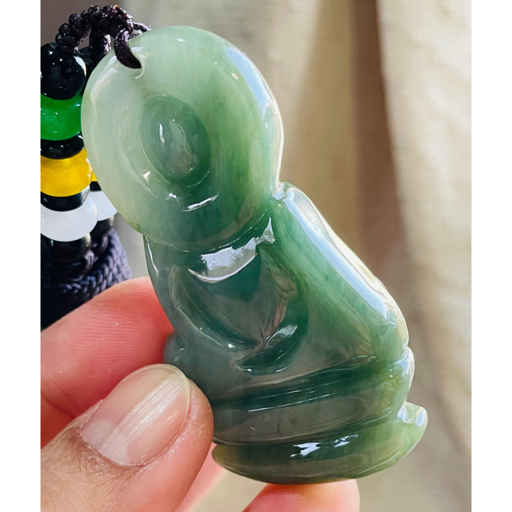 天然A貨緬甸玉 芙蓉種 膠潤老油綠坐蓮阿彌陀佛翡翠佛墜 細肉帶油性 法像精開立體莊嚴 雙拋工-細節圖7