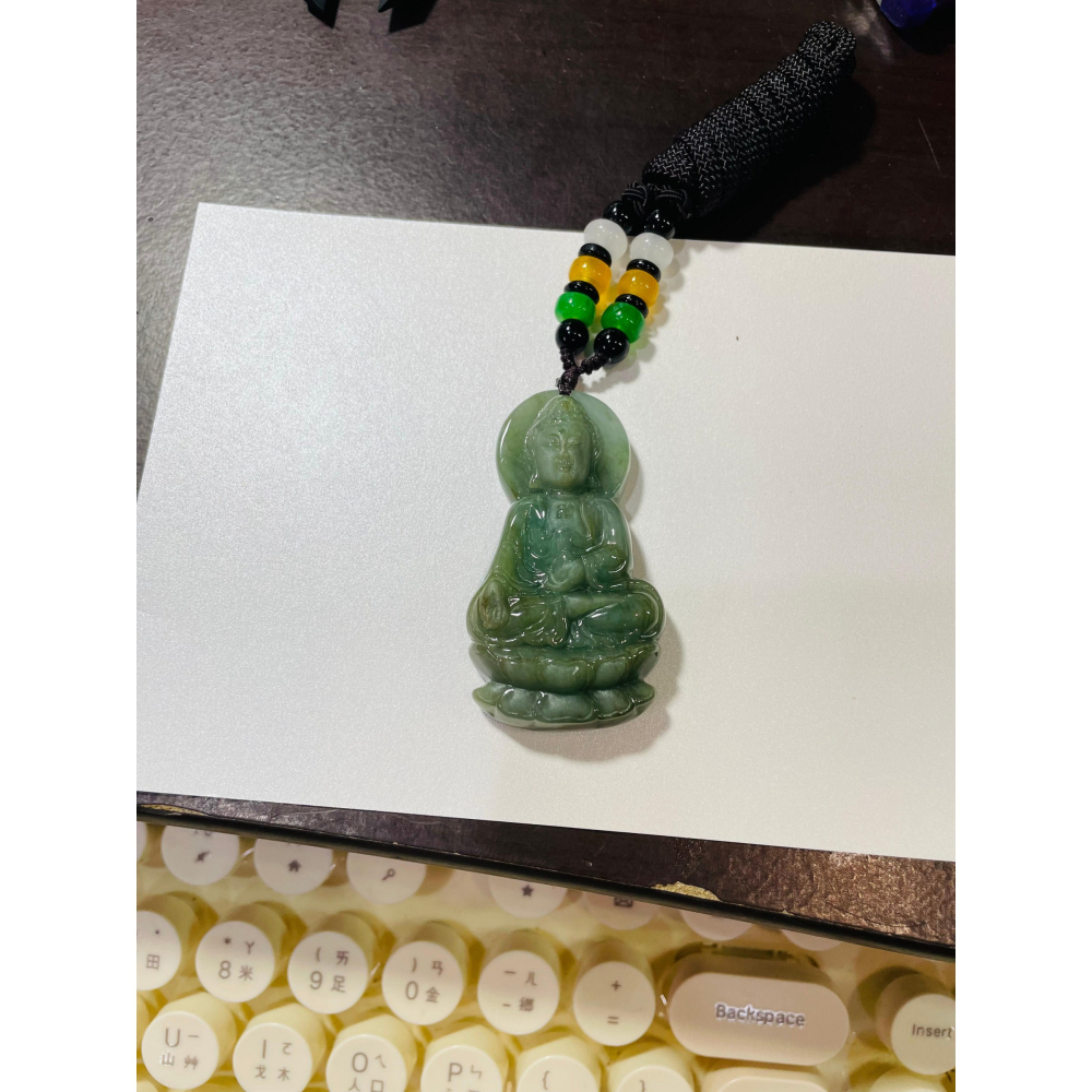 天然A貨緬甸玉 芙蓉種 膠潤老油綠坐蓮阿彌陀佛翡翠佛墜 細肉帶油性 法像精開立體莊嚴 雙拋工-細節圖9