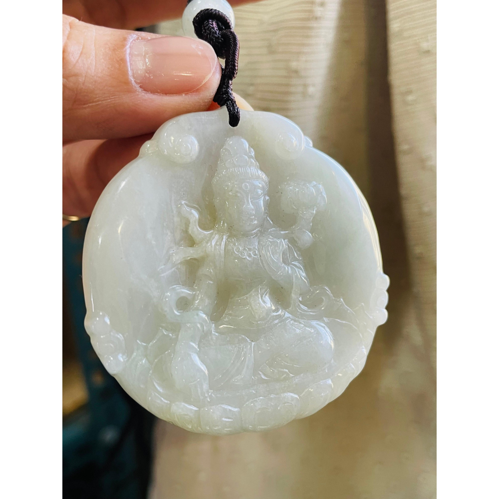 隨緣福德價~天然A貨緬甸玉 冰潤淡黃底色持蓮觀音翡翠佛牌 種老扎實色淡 厚度足完美一刀切-細節圖2