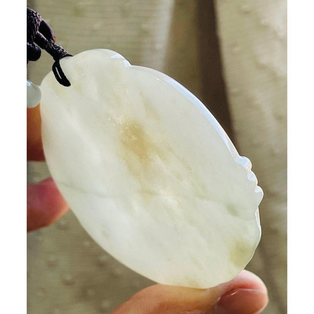 隨緣福德價~天然A貨緬甸玉 冰潤淡黃底色持蓮觀音翡翠佛牌 種老扎實色淡 厚度足完美一刀切-細節圖5