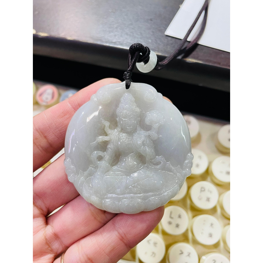 隨緣福德價~天然A貨緬甸玉 冰潤淡黃底色持蓮觀音翡翠佛牌 種老扎實色淡 厚度足完美一刀切-細節圖9