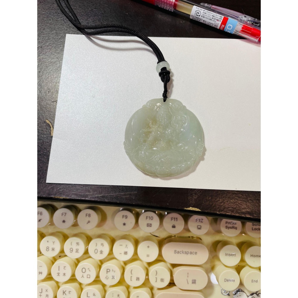 隨緣福德價~天然A貨緬甸玉 冰潤淡黃底色持蓮觀音翡翠佛牌 種老扎實色淡 厚度足完美一刀切-細節圖10