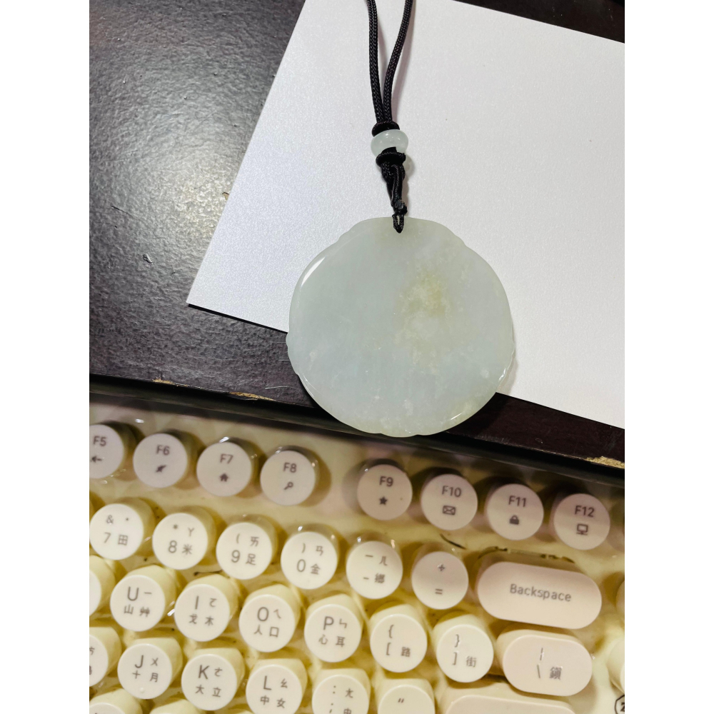 隨緣福德價~天然A貨緬甸玉 冰潤淡黃底色持蓮觀音翡翠佛牌 種老扎實色淡 厚度足完美一刀切-細節圖11