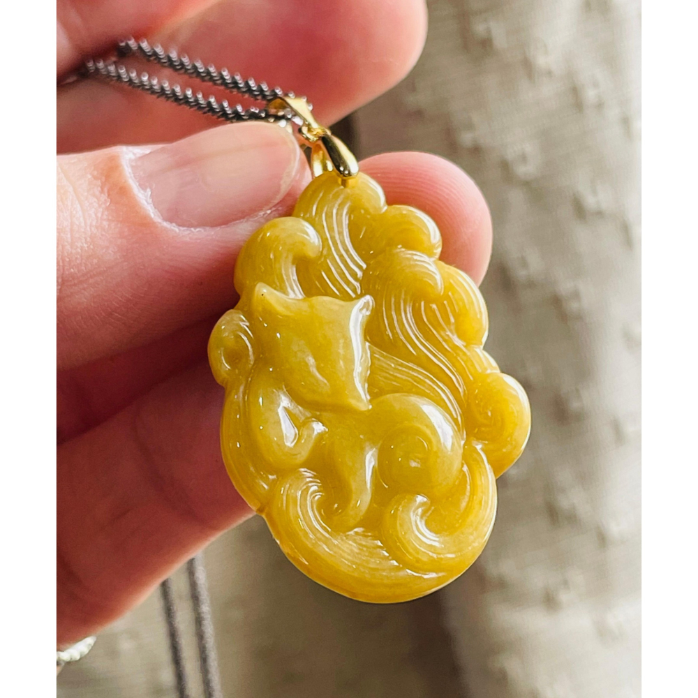 天然A貨緬甸玉 溫潤油黃滿色黃金九尾狐狸翡翠玉墜 色滿勻稱 油亮成色飽和 不大配帶無壓力-細節圖2