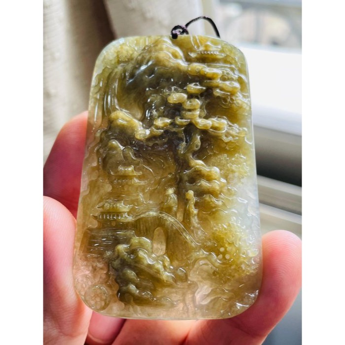 天然A貨緬甸玉 冰膠老坑黃手工雕貴人相隨富貴顯榮翡翠山水牌 起冰帶膠底妝 老熟滿黃巧出瀑布發財樹 64牌形-細節圖2