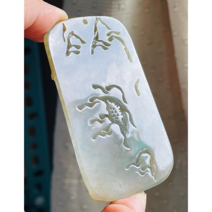 天然A貨緬甸玉 冰膠老坑黃手工雕貴人相隨富貴顯榮翡翠山水牌 起冰帶膠底妝 老熟滿黃巧出瀑布發財樹 64牌形-細節圖3