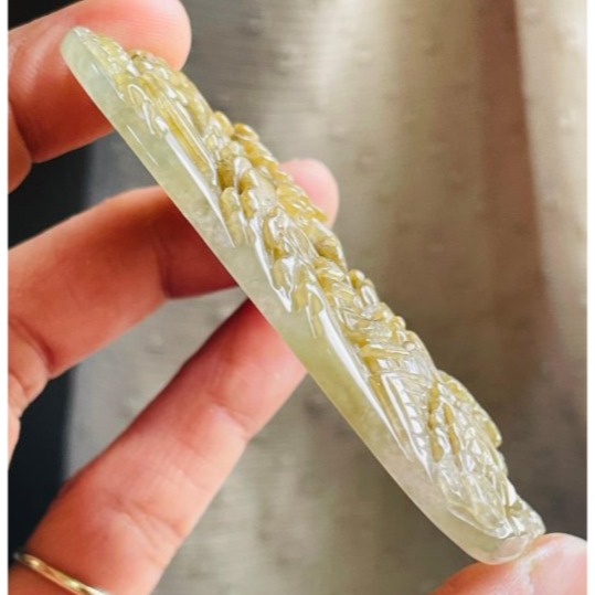 天然A貨緬甸玉 冰膠老坑黃手工雕貴人相隨富貴顯榮翡翠山水牌 起冰帶膠底妝 老熟滿黃巧出瀑布發財樹 64牌形-細節圖4