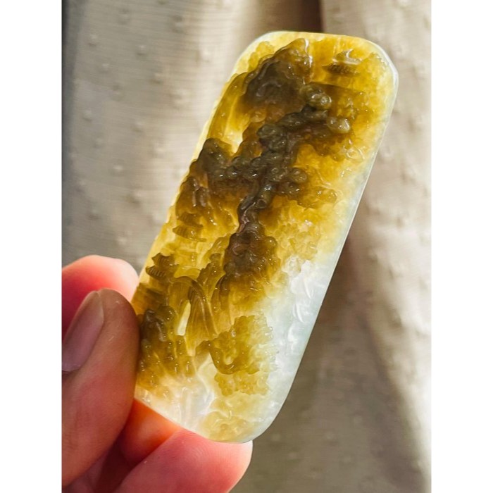 天然A貨緬甸玉 冰膠老坑黃手工雕貴人相隨富貴顯榮翡翠山水牌 起冰帶膠底妝 老熟滿黃巧出瀑布發財樹 64牌形-細節圖5