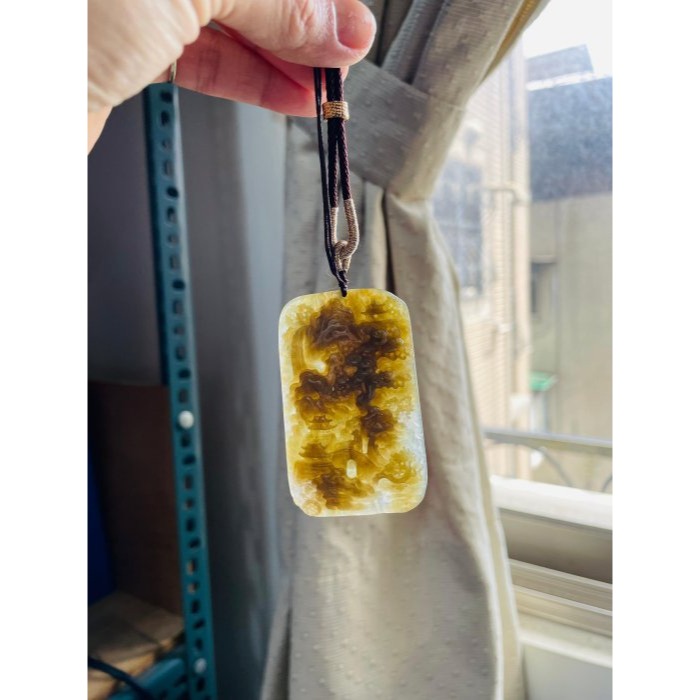天然A貨緬甸玉 冰膠老坑黃手工雕貴人相隨富貴顯榮翡翠山水牌 起冰帶膠底妝 老熟滿黃巧出瀑布發財樹 64牌形-細節圖8