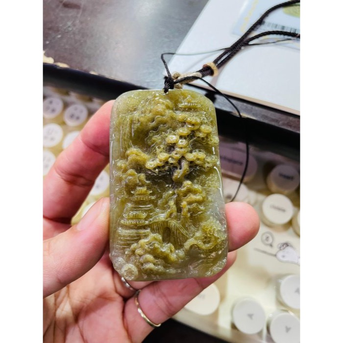天然A貨緬甸玉 冰膠老坑黃手工雕貴人相隨富貴顯榮翡翠山水牌 起冰帶膠底妝 老熟滿黃巧出瀑布發財樹 64牌形-細節圖9