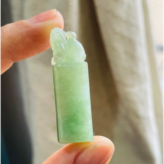 天然A貨緬甸玉 冰潤晴綠手工雕有求必應貔貅翡翠印章/方印/私章 起冰色滿綠 背上馱著發光小球-細節圖2