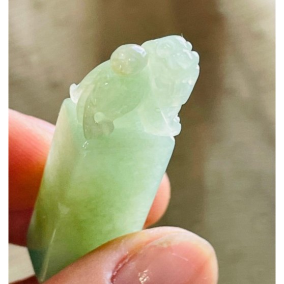 天然A貨緬甸玉 冰潤晴綠手工雕有求必應貔貅翡翠印章/方印/私章 起冰色滿綠 背上馱著發光小球-細節圖5