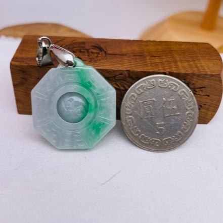 天然A貨緬甸玉 辣色白底青太極小八卦翡翠玉墜 細潤淡灰藍底色 大片過底陽綠 小巧易配戴-細節圖2