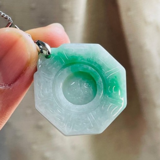 天然A貨緬甸玉 辣色白底青太極小八卦翡翠玉墜 細潤淡灰藍底色 大片過底陽綠 小巧易配戴-細節圖4