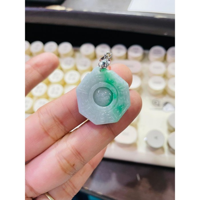 天然A貨緬甸玉 辣色白底青太極小八卦翡翠玉墜 細潤淡灰藍底色 大片過底陽綠 小巧易配戴-細節圖9