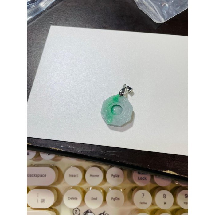 天然A貨緬甸玉 辣色白底青太極小八卦翡翠玉墜 細潤淡灰藍底色 大片過底陽綠 小巧易配戴-細節圖10
