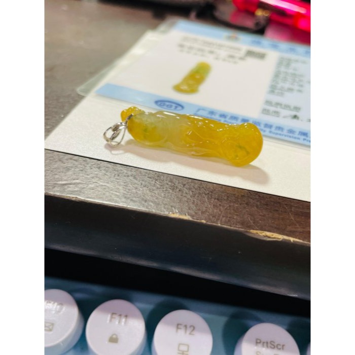 天然A貨緬甸玉 冰種油黃飄花手工巧雕佛公/彌勒佛翡翠18K金玉墜 老坑冰黃 色純色正 藍花點綴-細節圖11