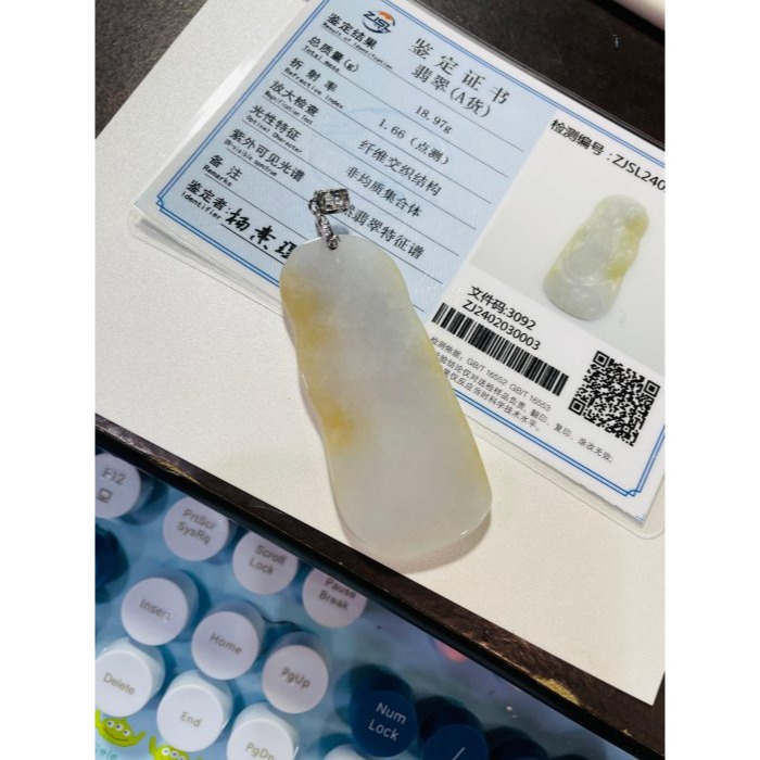 天然A貨緬甸玉 白冰帶灑金阿彌陀佛翡翠佛墜 冰潤帶點粉嫩底色 俏起冰梨黃 一刀切完美佛牌-細節圖10