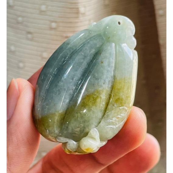迎新結緣價~天然A貨緬甸玉 溫潤糖黃加綠手工雕福祿雙全翡翠玉墜 起冰黃霧包滿色肉 荷葉蓮蓬呱呱好寓意-細節圖3