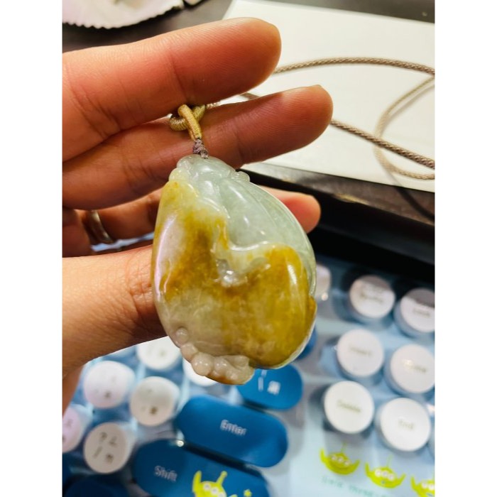 迎新結緣價~天然A貨緬甸玉 溫潤糖黃加綠手工雕福祿雙全翡翠玉墜 起冰黃霧包滿色肉 荷葉蓮蓬呱呱好寓意-細節圖9