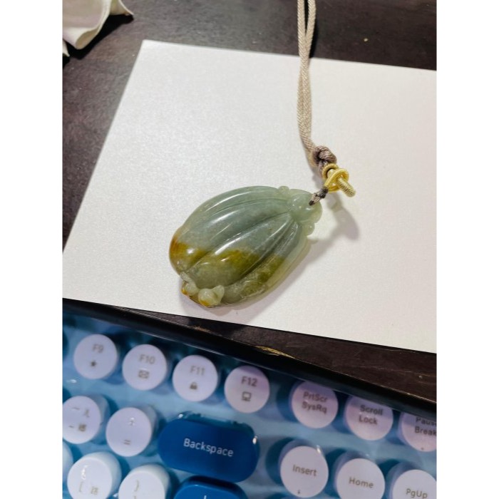 迎新結緣價~天然A貨緬甸玉 溫潤糖黃加綠手工雕福祿雙全翡翠玉墜 起冰黃霧包滿色肉 荷葉蓮蓬呱呱好寓意-細節圖10