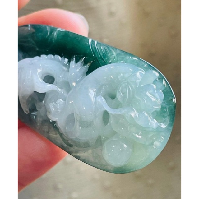 天然A貨緬甸玉 老坑油青俏白冰雙彩手工巧雕神龍搶珠翡翠龍牌 泛光冰全龍 透手冰膠漸變藍水為底-細節圖3