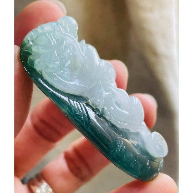 天然A貨緬甸玉 老坑油青俏白冰雙彩手工巧雕神龍搶珠翡翠龍牌 泛光冰全龍 透手冰膠漸變藍水為底-細節圖4