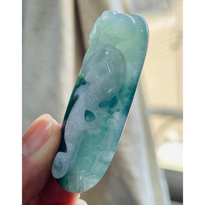 天然A貨緬甸玉 老坑油青俏白冰雙彩手工巧雕神龍搶珠翡翠龍牌 泛光冰全龍 透手冰膠漸變藍水為底-細節圖5