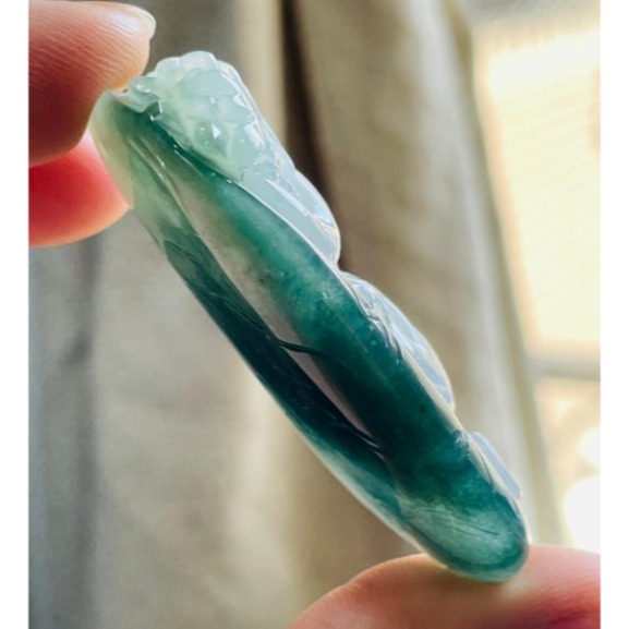 天然A貨緬甸玉 老坑油青俏白冰雙彩手工巧雕神龍搶珠翡翠龍牌 泛光冰全龍 透手冰膠漸變藍水為底-細節圖6