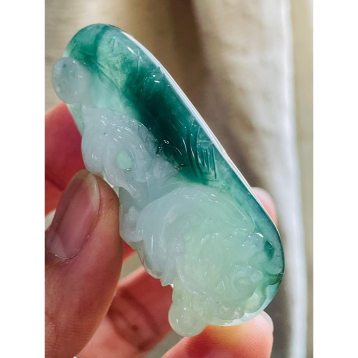 天然A貨緬甸玉 老坑油青俏白冰雙彩手工巧雕神龍搶珠翡翠龍牌 泛光冰全龍 透手冰膠漸變藍水為底-細節圖7