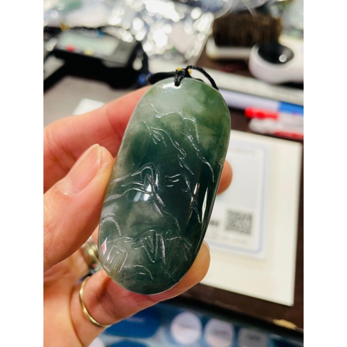 天然A貨緬甸玉 老坑油青俏白冰雙彩手工巧雕神龍搶珠翡翠龍牌 泛光冰全龍 透手冰膠漸變藍水為底-細節圖9