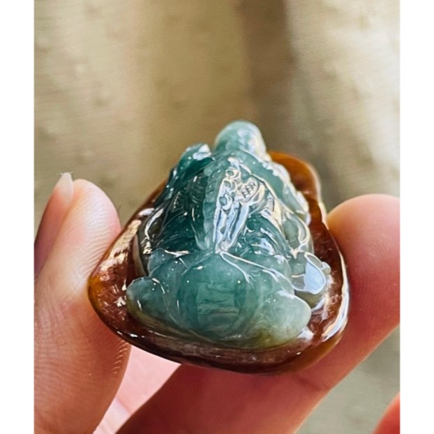 天然A貨緬甸玉 老坑冰紅俏晴藍手工巧雕韋馱菩薩翡翠佛牌 老熟冰紅霧為底 冰油青俏雕偉陀 精開法像 紅綠色滿分明-細節圖5